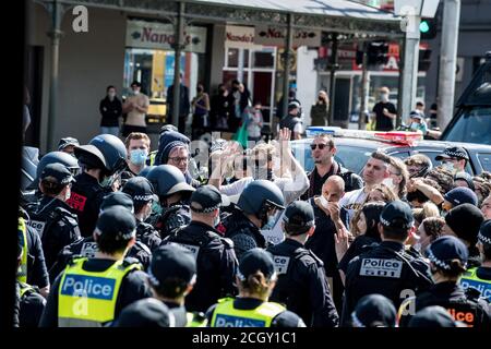 Melbourne, Australien. September 2020. Victoria Polizeibeamte umgeben und beginnen, Protestierende in der William Street vor dem Obst- und Gemüseschuppen auf den Queen Victoria Markets während eines Anti-Maske- und Anti-Lockdown-Popup-Protests, Melbourne Australia, zu verhaften. Kredit: Michael Currie/Alamy Live Nachrichten Stockfoto