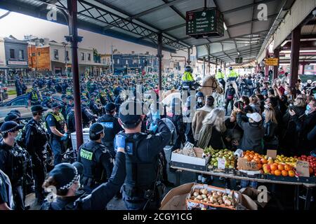 Melbourne, Australien. September 2020. Viktorianische Polizisten stellen sich während eines Anti-Maske- und Anti-Lockdown-Popupflasters in Melbourne Australia Demonstranten in den Obst- und Gemüseschuppen auf den Queen Victoria Markets gegenüber. Kredit: Michael Currie/Alamy Live Nachrichten Stockfoto