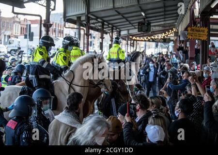 Melbourne, Australien. September 2020. Viktorianische Polizisten stellen sich während eines Anti-Maske- und Anti-Lockdown-Popupflasters in Melbourne Australia Demonstranten in den Obst- und Gemüseschuppen auf den Queen Victoria Markets gegenüber. Kredit: Michael Currie/Alamy Live Nachrichten Stockfoto