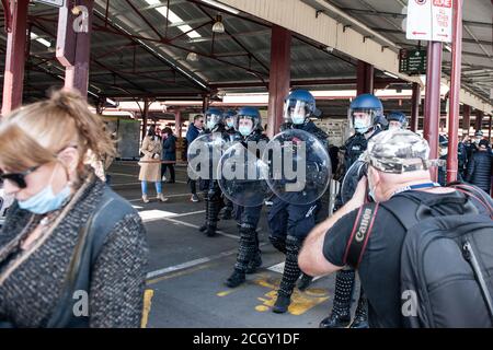 Melbourne, Australien. September 2020. Offiziere der viktorianischen Polizei ziehen in die Obst- und Gemüseschuppen auf den Queen Victoria Markets, um einen Anti-Maske- und Anti-Lockdown-Popup-Protest in Melbourne Australia aufzubrechen. Kredit: Michael Currie/Alamy Live Nachrichten Stockfoto