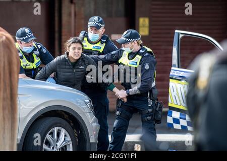 Melbourne, Australien. September 2020. Viktorianische Polizisten verhaften eine Protesterin in der Nähe der Queen Victoria Markets während eines Popup-Anti-Maske und Anti-Lockdown-Protests auf dem Markt, Melbourne Australia. Kredit: Michael Currie/Alamy Live Nachrichten Stockfoto