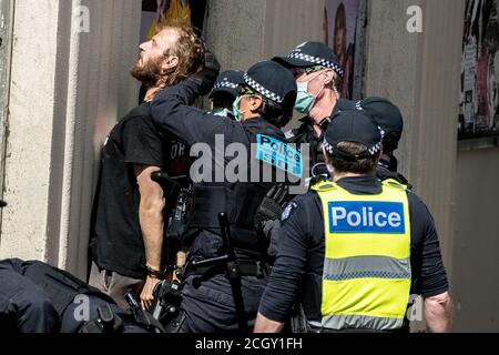 Melbourne, Australien. September 2020. Viktorianische Polizisten verhaften einen Mann in der Nähe der Queen Victoria Markets, während einer Popup-Anti-Maske und Anti-Lockdown-Protest auf dem Markt, Melbourne Australien. Kredit: Michael Currie/Alamy Live Nachrichten Stockfoto