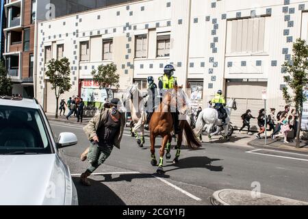 Melbourne, Australien. September 2020. Demonstranten laufen, während Polizisten aus Victoria auf eine Gruppe einziehen, die während eines Anti-Maske- und Anti-Lockdown-Popupproteste in Melbourne Australien in den Straßen um die Queen Victoria Markets herum marschiert war. Kredit: Michael Currie/Alamy Live Nachrichten Stockfoto