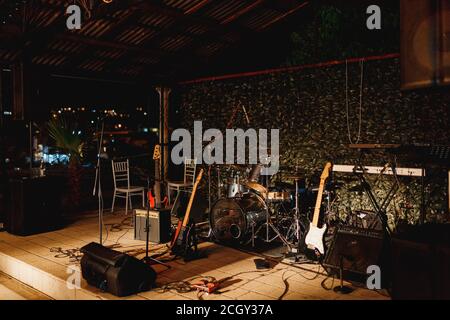 Nahaufnahme von Musikinstrumenten am Abend auf der Bühne. Stockfoto