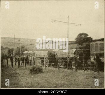 . Die Straßenbahnbesprechung . ng-Gear einer Elektro- oder Seilbahn. An dem LKW befestigt und durch den Schlitz hindurchfahren, sind dünne breite Stäbe, von ausreichendem Querschnitt, um den Körper des Autos zu stützen. Es ist vorgesehen, den Durchgang um Kurven zu erleichtern. Ein vom Franklin-Institut zur Prüfung der Erfindung ernannter Ausschuss berichtet, dass nach seiner Auffassung die Nachteile der Unzugänglichkeit des Lkw-Mechanismus, insbesondere bei elektrischen Eisenbahnen, bei denen der schnelle Zugang zu den Motoren und deren Verbindungen von höchster Bedeutung ist, die beanspruchten Vorteile mehr als ausgleichen würden Stockfoto