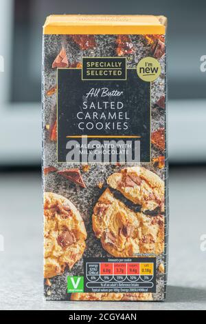 Irvine, Schottland, UK - 11. September 2020: Aldi Markenkarton mit Butter gesalzenem Karamell Cookies in recycelbarer Kartonverpackung mit ‘V’ Vege Stockfoto