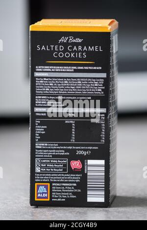 Irvine, Schottland, UK - 11. September 2020: Aldi Markenkarton mit Butter gesalzenem Karamell Cookies in recycelbarer Kartonverpackung mit ‘V’ Vege Stockfoto
