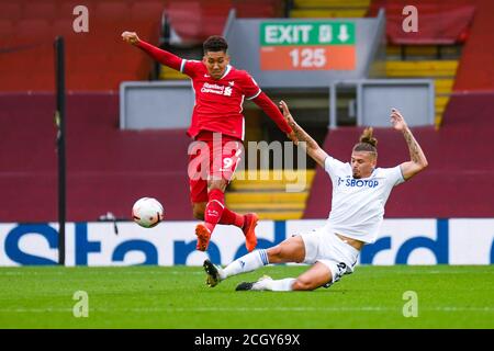 Leeds United Mittelfeldspieler Kalvin Phillips (23) tagt Liverpool-Stürmer Roberto Firmino (9) während der englischen Meisterschaft Premier League Fußballmatte Stockfoto