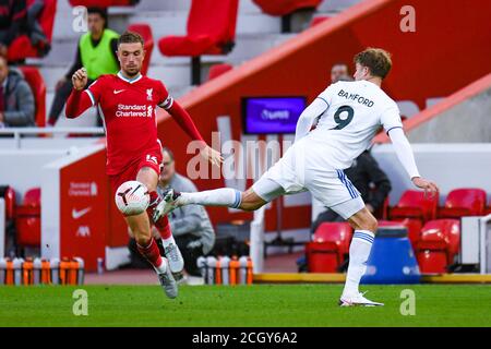 Leeds vereinte Patrick Bamford (9) und Liverpool Mittelfeldspieler Jordan Henderson (14) während der englischen Meisterschaft Premier League Fußballspiel Stockfoto