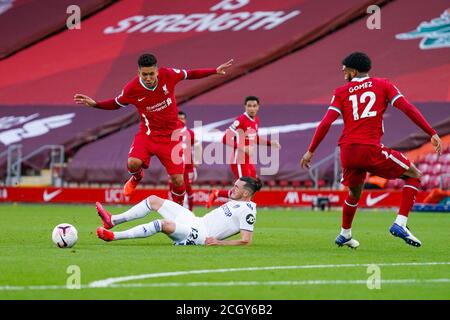 Liverpool Forward Roberto Firmino (9) Fouls Leeds United Forward Jack Harrison (22) während der englischen Meisterschaft Premier League Fußballspiel Betw Stockfoto