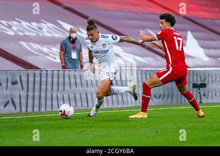 Leeds United Mittelfeldspieler Kalvin Phillips (23) und Liverpool Mittelfeldspieler Curtis Jones (17) während der englischen Meisterschaft Premier League Fußballspiel Stockfoto