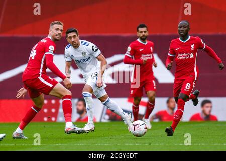 Leeds United Mittelfeldspieler Pablo Hernandez (19) Liverpool Mittelfeldspieler Naby Keita (8) und Liverpool Mittelfeldspieler Jordan Henderson (14) im Einsatz während Das E Stockfoto