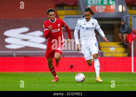 Leeds United Stürmer Helder Costa (17) und Liverpool Verteidiger Trent Alexander-Arnold (66) im Einsatz während der englischen Meisterschaft Premier League Foo Stockfoto