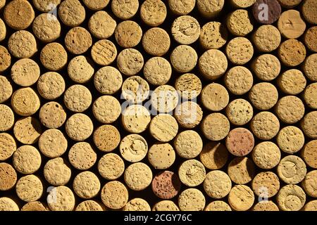 Hintergrundmuster von gebrauchten Weinflaschen Korken Stockfoto