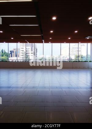 Verschwommener Hintergrund leeres Büro und Stadtbild von shaoxing in blau Nebliger Himmel Stockfoto