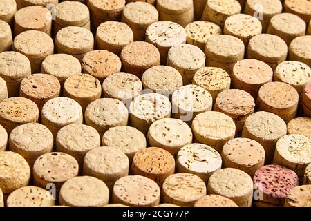 Hintergrundmuster von gebrauchten Weinflaschen Korken Stockfoto