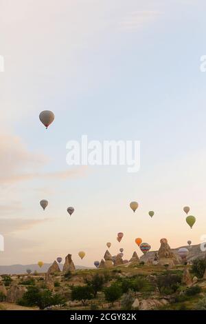 Erstaunliche Heißluftballons fliegen über Kappadokien Felsen in der Türkei. Stockfoto
