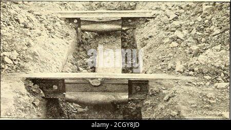 . Die Straßenbahn Zeitschrift . ABB. 86. – GEGOSSENE SCHWEISSVERBINDUNG. Wenn die Schiene wurde Gegenstand der Belastungen durch Temperaturwechsel produziert. Der verwendete Apparat ist necesarily ^umständlich und teuer, und es ist fraglich, ob^die erzielten Ergebnisse mit dem Aufwand angemessen sind. ÜBERQUERUNG EINES BÖLLENS AUF DER MAHONING TALBAHN. Brückenspannweite von siebzig Fuß, die Abutments von denen arelaid in Portland Zement. Die Spannweite wird von zwei sechs Fuß Deckplattenträgern gebildet. Der Trolley-Draht auf diesen Widerstellen wird auf Rohrstangen mit Querrohrträgerträger geführt, wie in der Gravur gezeigt. Ein Teil der Straße ist Stockfoto