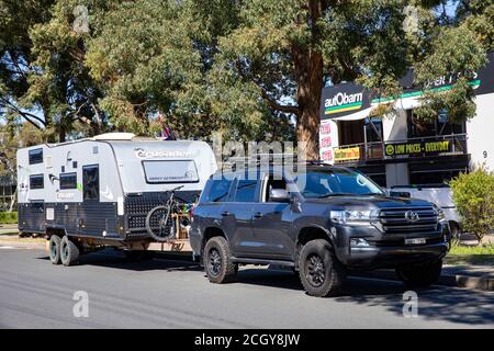 Der Toyotas landcruiser zieht eine Wohnmobil-Wohnmobil-Wohneinheit, Sydney, Australien Stockfoto