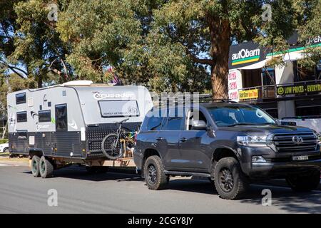 Der Toyotas landcruiser zieht eine Wohnmobil-Wohnmobil-Wohneinheit, Sydney, Australien Stockfoto