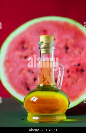 Wassermelonen-Samenöl in einem Glas Stockfoto