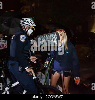 Washington, DC, USA, 12. September 2020. Im Bild: Protestierende beim FTP-Marsch mit Schildern und Schirmen vor einem Restaurant. Der FTP-Marsch lenkt die Aufmerksamkeit auf und verteidigt die Rechte von LGBTQ-Amerikanern, farbigen Menschen und Frauen. Kredit: Allison C Bailey/Alamy Stockfoto