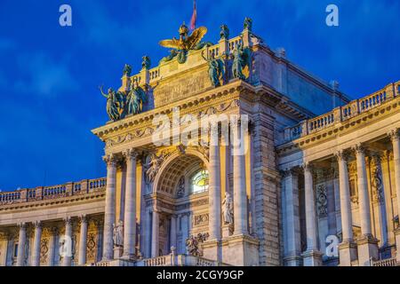 Detail der Neuen Burg in der Hofburg in Wien bei Nacht Stockfoto