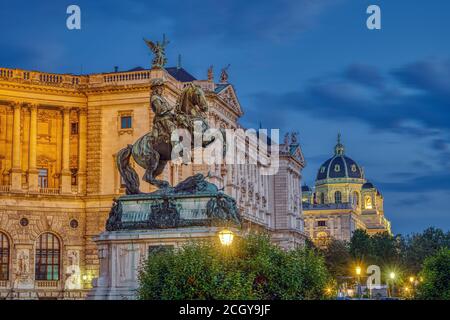 Die Prinz Eugen Statue mit einem Teil der Hofburg und Das Kunsthistorische Museum in Wien bei Nacht Stockfoto
