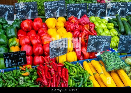 Verschiedene Arten von Paprika und andere Gemüse zum Verkauf bei Ein Markt Stockfoto