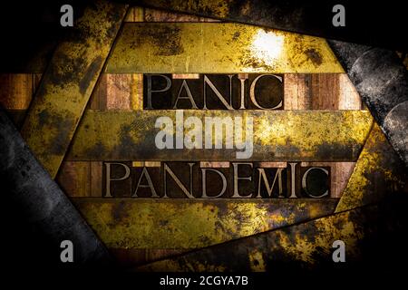 Panic Pandemic Text gebildet durch echte authentische Satzbuchstaben auf Vintage strukturierte Grunge Kupfer und Gold Hintergrund Stockfoto