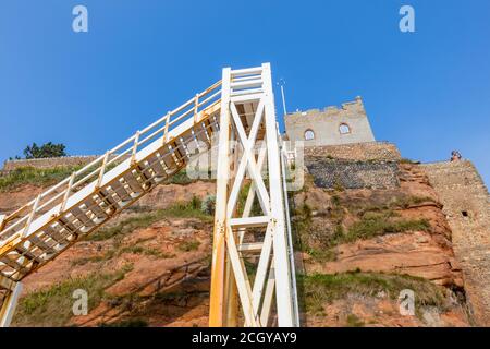 Jacobs Ladder, Holztreppe, die vom Strand zu Connaught Gardens in Sidmouth führt, einer Küstenstadt in Devon, die zum Weltkulturerbe der Jurassic Coast gehört Stockfoto