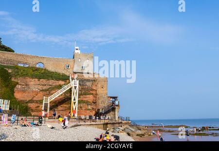 Jacobs Ladder, Holztreppe, die vom Strand zu Connaught Gardens in Sidmouth führt, einer Küstenstadt in Devon, die zum Weltkulturerbe der Jurassic Coast gehört Stockfoto