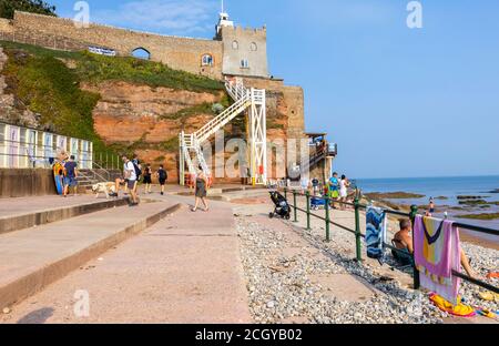 Jacobs Ladder, Holztreppe, die vom Strand zu Connaught Gardens in Sidmouth führt, einer Küstenstadt in Devon, die zum Weltkulturerbe der Jurassic Coast gehört Stockfoto