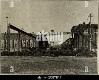 . Eisenbahnmeistermechaniker [Mikroform] . Oil House, Battle Creek. März 1909. EISENBAHNMEISTERMECHANIKER 85. Yard Crane Runway, Battle Creek. Andere Pumpe wird starten, wenn es ein paar Zentimeter höher, und Pumpe es aus. Alles Regenwasser und Wasser, das zum Auswaschen von Motoren, Kühlkompressoren usw. verwendet wird, wird durch die Schwerkraft in den Bach getragen. Die Abwasserkanäle sind aus extra schweren, doppelt festen Kanalisationsfliesen mit Selbstreinigungsgraden außerhalb des Gebäudes und innerhalb von Gebäuden gebaut. Alle Kanalisation besteht aus einem Kastyron-Bodenrohr bis zu einem Punkt 4 Fuß außerhalb des Gebäudes. Alle Schränke, Lavoratorien und Urinale sind aus w Stockfoto