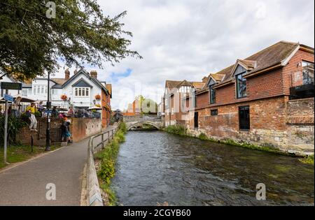 Der Fluss Itchen fließt durch die Wehre in Winchester, Hampshire, Südengland Blick in Richtung City Mill und der historischen Steinbrücke Stockfoto