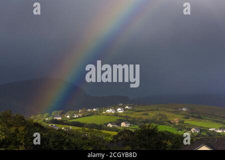 Ardara, County Donegal, Irland 13. September 2020. Wetter. Nach 24 Stunden starken Winden und heftigem Regen an der Nordwestküste erscheint ein Regenbogen. Stockfoto