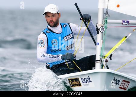 Kiel, Deutschland. September 2020. Der Laser-Weltmeister Philipp Buhl (Sonthofen) wartet auf den Start vor einem Rennen bei der 126. Kieler Woche. Die Kieler Woche gilt als das größte Segelevent der Welt und endet am 13.09.2020. Kredit: Frank Molter/dpa/Alamy Live Nachrichten Stockfoto