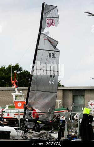 Kiel, Deutschland. September 2020. Ein Boot mit zerrissenem Segel steht auf dem Hafenschürze in Kiel-Schilksee bei der 126. Kieler Woche. Die Kieler Woche gilt als das größte Segelevent der Welt und endet am 13.09.2020. Kredit: Frank Molter/dpa/Alamy Live Nachrichten Stockfoto