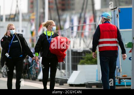 Kiel, Deutschland. September 2020. Ein Mitarbeiter des Sicherheitsdienstes begrüßt zwei dänische Seeleute auf der 126. Kieler Woche. Aufgrund der Corona-Pandemie unterliegt die weltweit größte Regatta-Serie erhöhten Sicherheits- und Hygienemaßnahmen. Dieses Jahr ist die Öffentlichkeit nicht erlaubt. Kredit: Frank Molter/dpa/Alamy Live Nachrichten Stockfoto