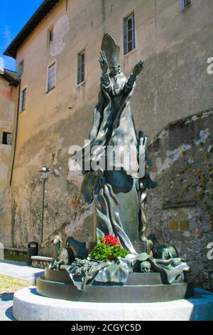 Varese, Lombardei, Italien, Europa. Sacro Monte di Varese (Heiliger Berg von Varese), UNESCO-Weltkulturerbe. Santuario Santa Maria del Monte, Platz von Papst Paul VI. Die Bronzestatue wurde 1986 vom italienischen Bildhauer Floriano Bodini realisiert. Stockfoto