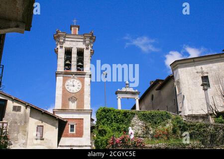 Varese, Lombardei, Italien, Europa. Sacro Monte di Varese (Heiliger Berg von Varese), UNESCO-Weltkulturerbe. Santuario Santa Maria del Monte, die Glocke und Uhrenturm. Stockfoto