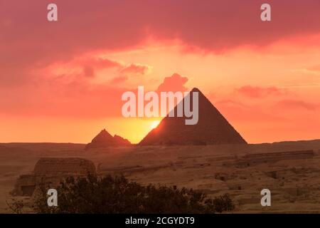 Die Pyramiden von Menkaure bei Sonnenuntergang, Gizeh, Ägypten Stockfoto