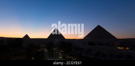 Die drei wichtigsten Pyramiden bei Sonnenuntergang, Gizeh, Ägypten Stockfoto
