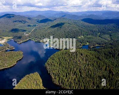 Luftaufnahme des Shiroka polyana (weite Wiese) Stausees, Pazardzhik Region, Bulgarien Stockfoto