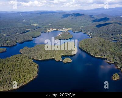 Luftaufnahme des Shiroka polyana (weite Wiese) Stausees, Pazardzhik Region, Bulgarien Stockfoto