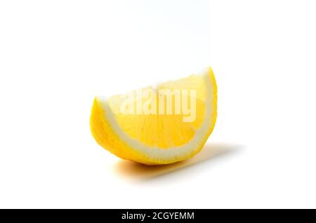 Frisch geschnittene Zitrone isoliert auf weißem Hintergrund, sommerliche Früchte Konzept Stockfoto