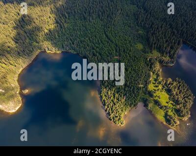 Luftaufnahme des Shiroka polyana (weite Wiese) Stausees, Pazardzhik Region, Bulgarien Stockfoto