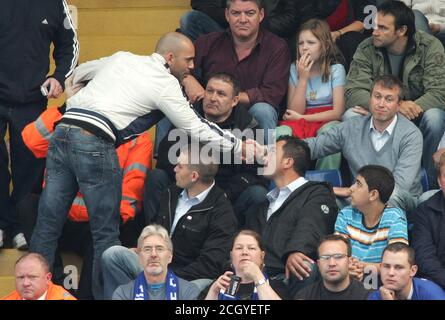 Roman Abramovic sitzt mit Chelsea-Fans. Chelsea gegen Fulham, Premier League, Stamford Bridge, London. 29/9/2007 BILDNACHWEIS : MARK PAIN / ALAMY Stockfoto