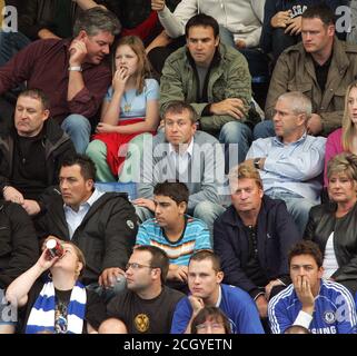 Roman Abramovic sitzt mit Chelsea-Fans. Chelsea gegen Fulham, Premier League, Stamford Bridge, London. 29/9/2007 BILDNACHWEIS : MARK PAIN / ALAMY Stockfoto