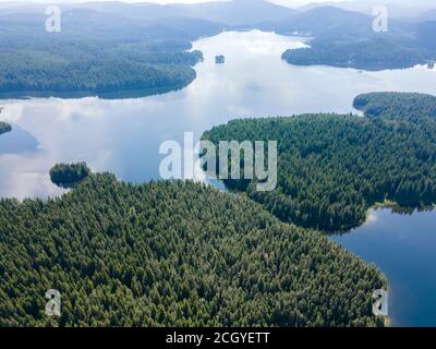 Luftaufnahme des Shiroka polyana (weite Wiese) Stausees, Pazardzhik Region, Bulgarien Stockfoto